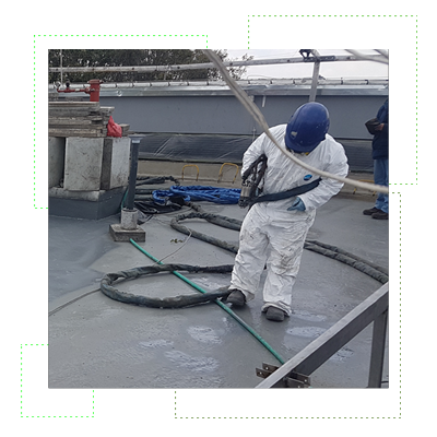 colaborador impermeabilizando